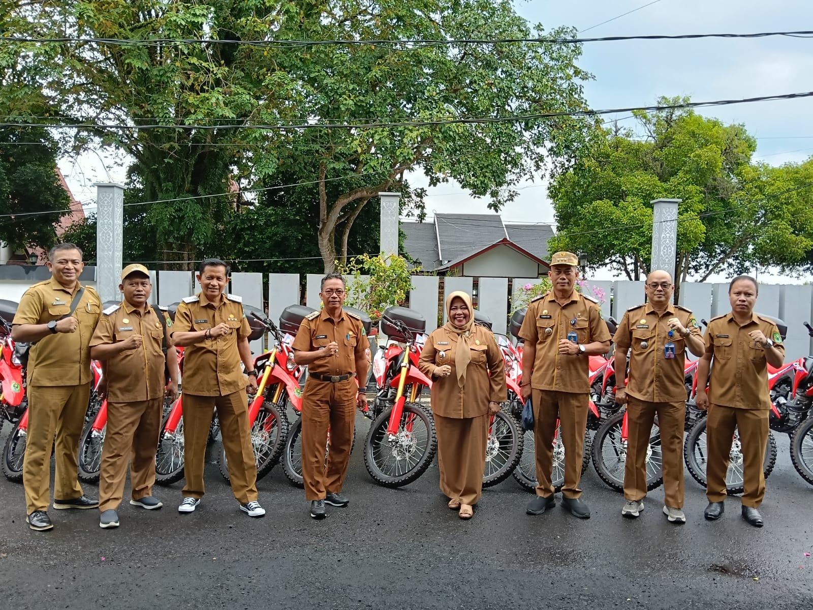 camat-kapuas-kuala-terima-hibah-sepeda-motor-trail-untuk-operasional-karhutla-dari-bupati-kapuas