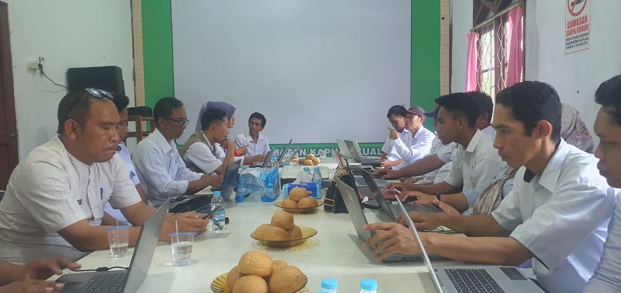 mengatasi-tantangan-digitalisasi-camat-kapuas-kuala-pimpin-rapat-evaluasi-kinerja-organisasi