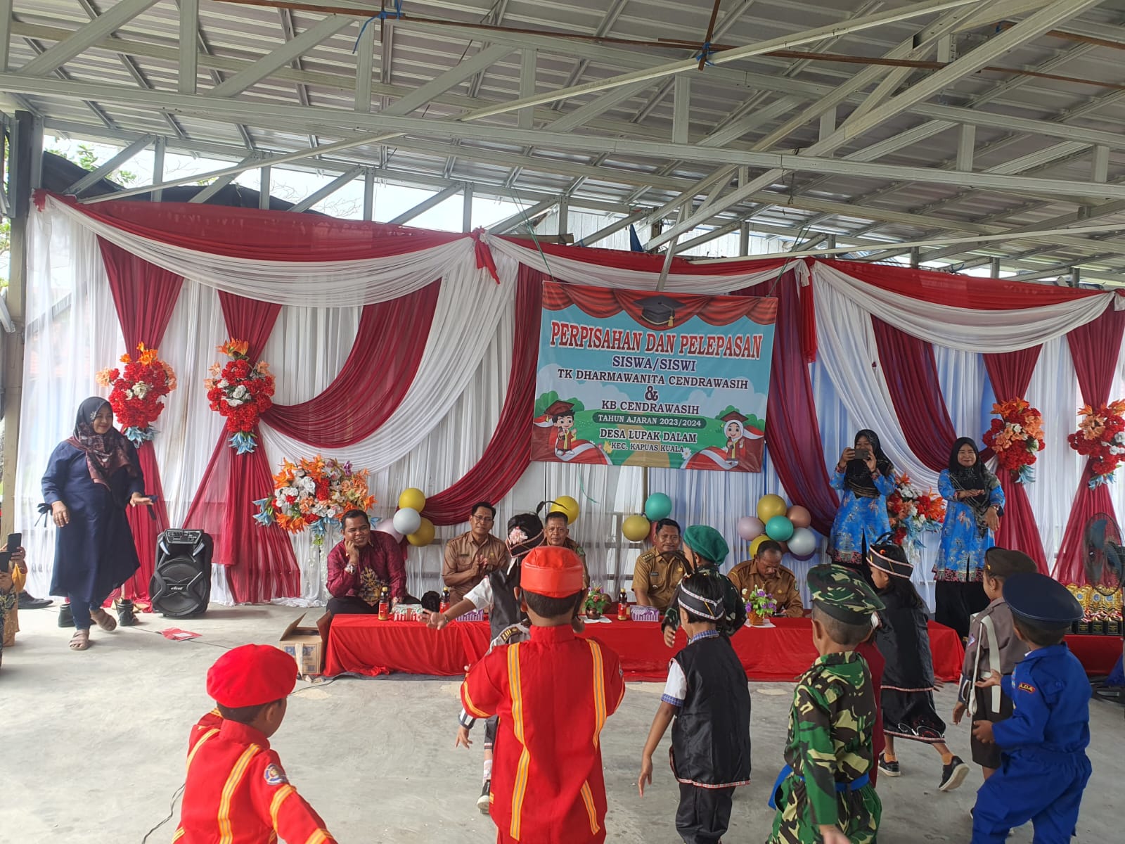 tk-dharma-wanita-cendrawasih-gelar-acara-pelepasan-siswa-tahun-2024