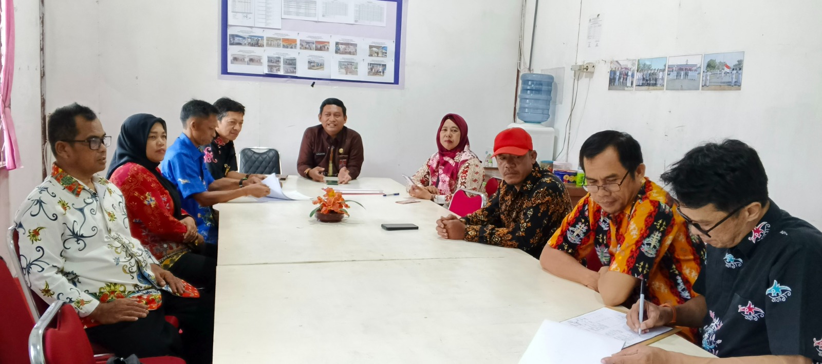 camat-kapuas-kuala-pimpin-rapat-internal-terkait-surat-edaran-bupati-kapuas-nomor-100-3-4-2-380-setda-2025