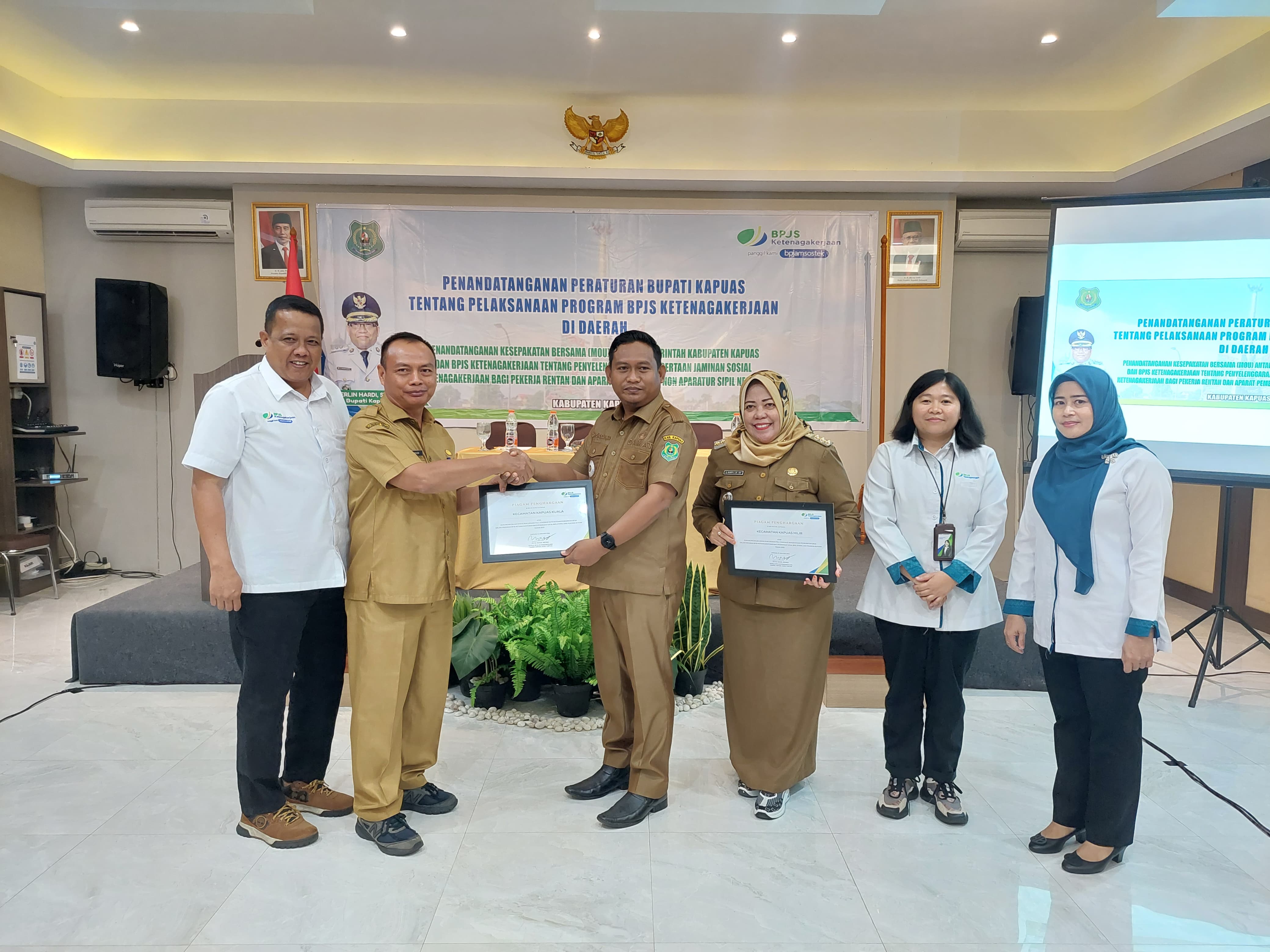camat-kapuas-kuala-menerima-piagam-penghargaan-atas-dukungan-penuh-terhadap-program-bpjs-ketenagakerjaan-di-tahun-2023