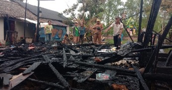 bantuan-sembako-oleh-camat-kapuas-kuala-kepada-korban-kebakaran-di-desa-sei-bakut