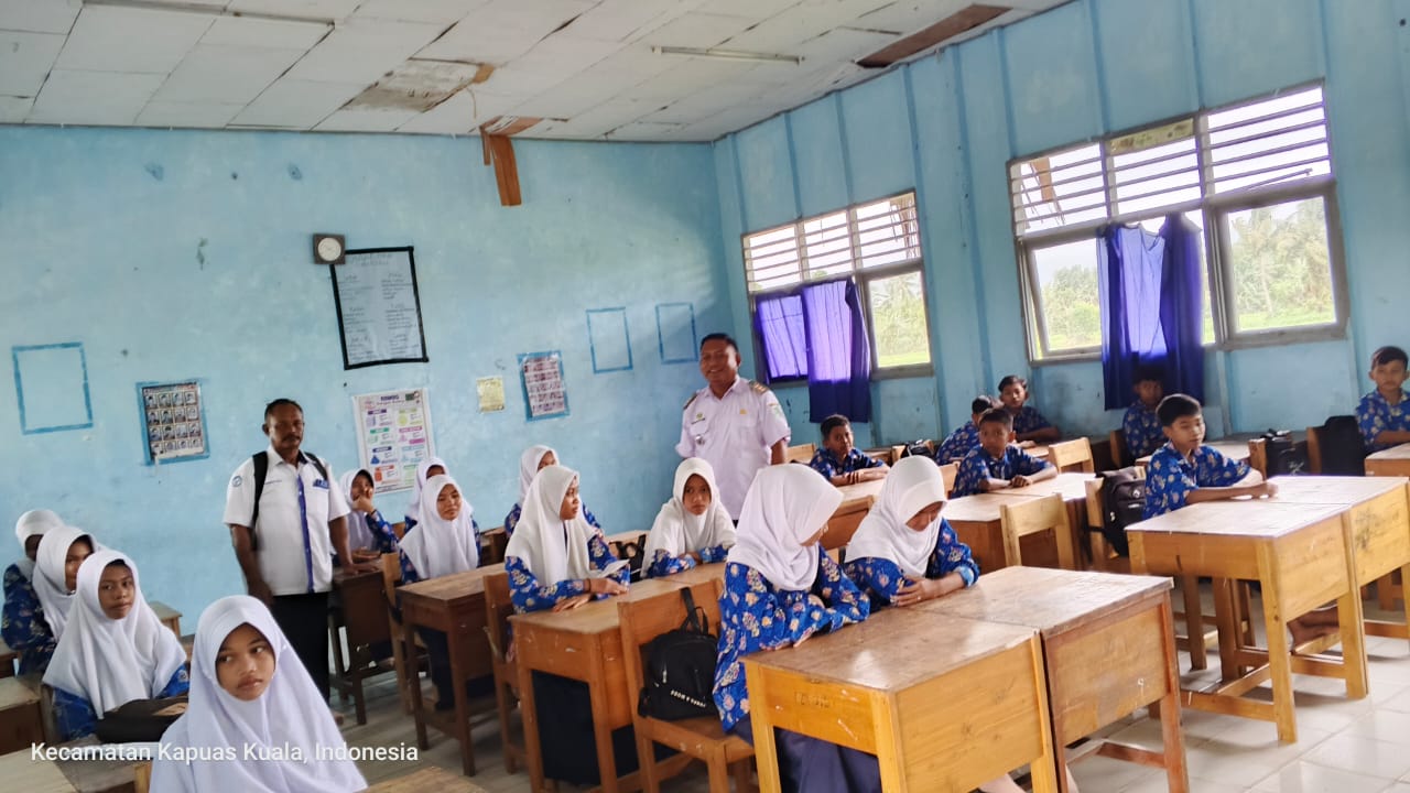 camat-kapuas-kuala-kunjungi-sltp-n-3-kecamatan-kapuas-kuala-satu-atap-di-desa-wargo-mulyo-pastikan-hari-pertama-masuk-sekolah-anak-anak-belajar-di-kelas