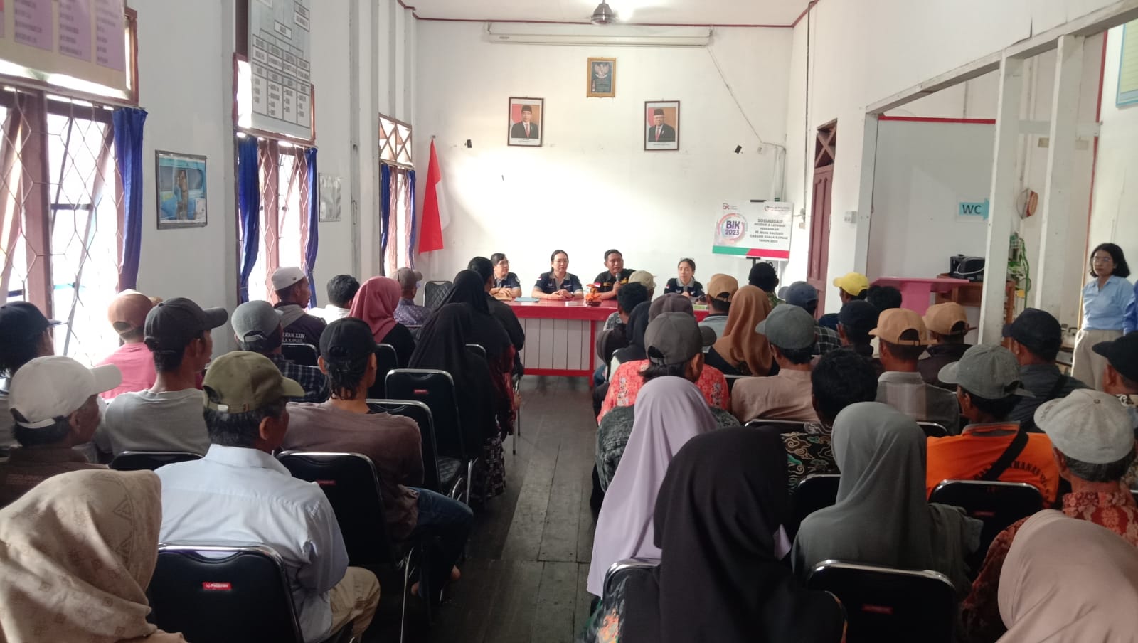 penyerahan-buku-tabungan-kartu-atm-dan-aktifasi-mobile-banking-untuk-meningkatkan-administrasi-keuangan-desa-bersama-pt-bank-bpd-kalimantan-tengah