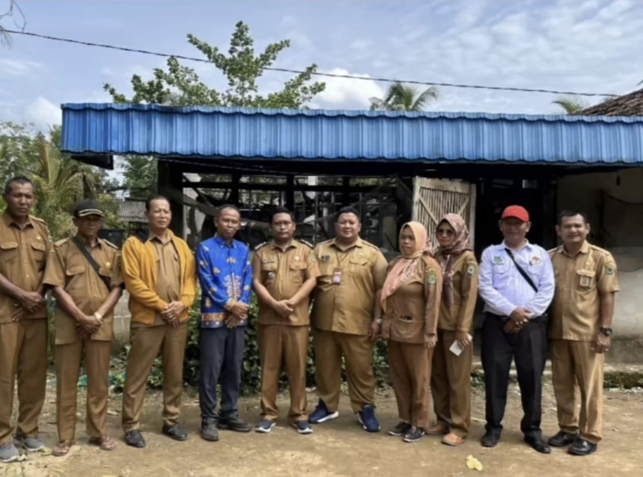 camat-kapuas-kuala-kunjungi-warga-desa-tamban-lupak-terdampak-kebakaran-rumah-bersama-anggota-dprd-kabupaten-kapuas-sutarno