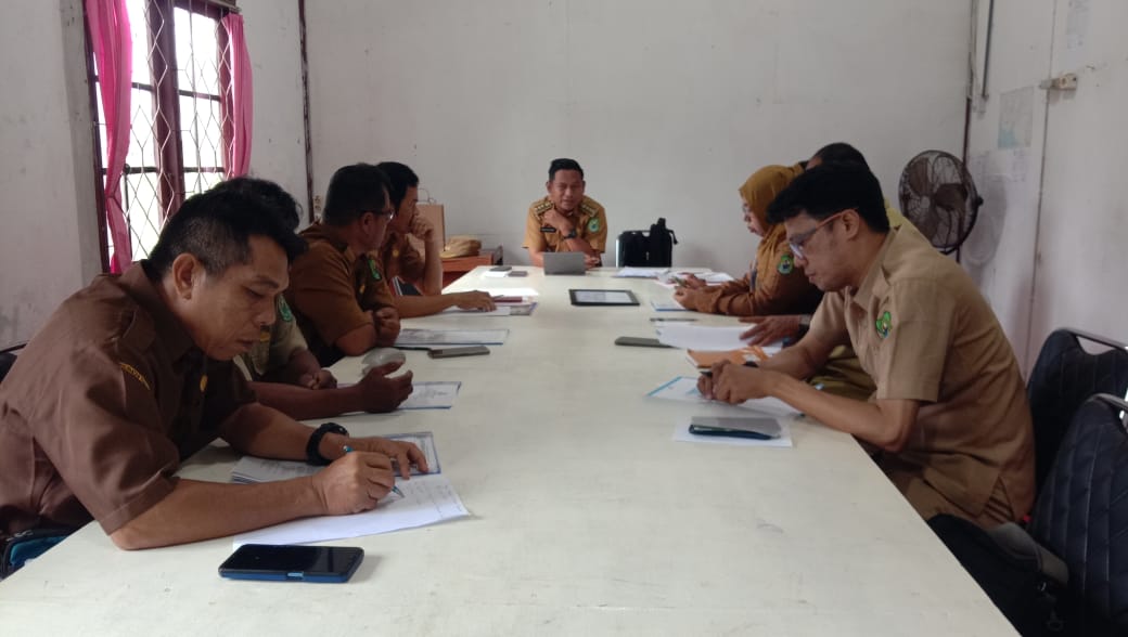 camat-kapuas-kuala-nurcahyono-s-sos-m-a-pimpin-rapat-internal-untuk-entry-ekinerja-asn-kantor-kecamatan-kapuas-kuala