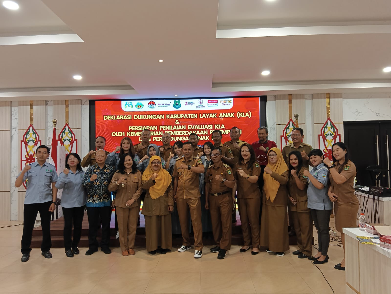 camat-kapuas-kuala-hadiri-dan-tandatangani-komitmen-bersama-deklarasi-dukungan-kabupaten-layak-anak-kla