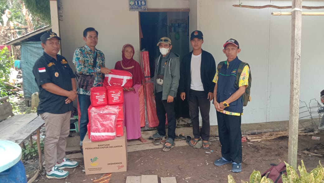 penyerahan-bantuan-dari-dinas-sosial-kabupaten-kapuas-untuk-warga-yang-terdampak-kebakaran-di-desa-sei-bakut