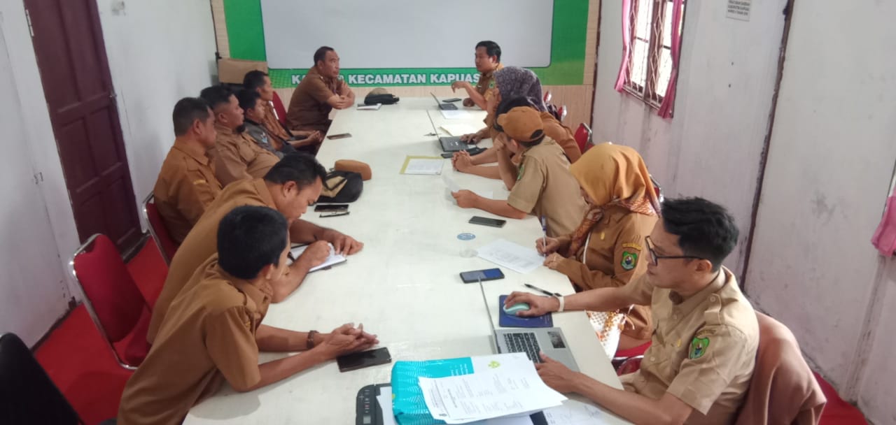 camat-kapuas-kuala-pimpin-rapat-internal-pentingnya-implementasi-absen-online-dan-ekinerja