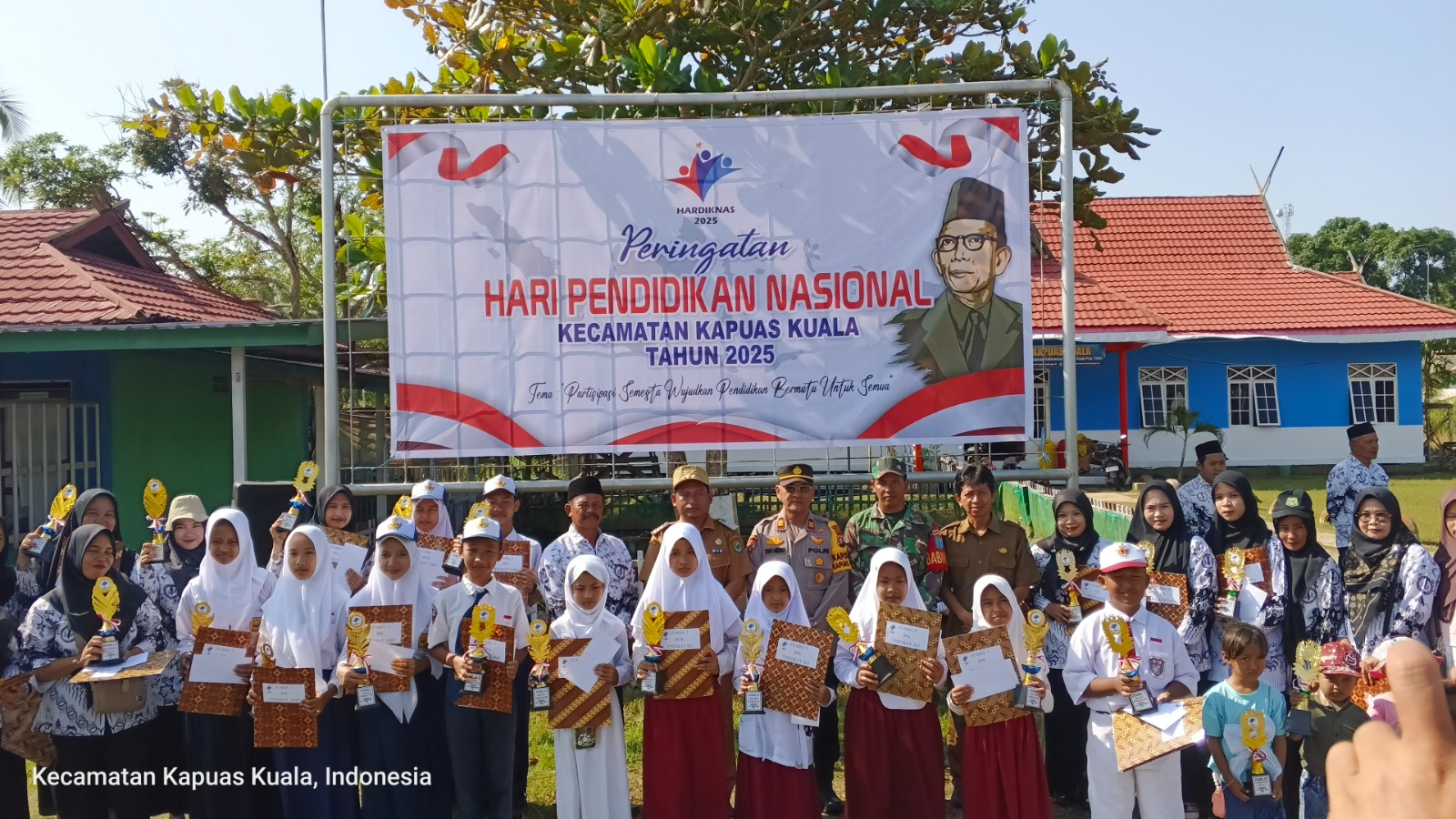 camat-kapuas-kuala-apresiasi-anak-berprestasi-dalam-peringatan-hardiknas-2025