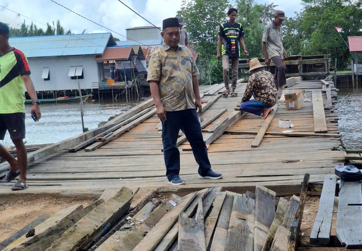 camat-kapuas-kuala-tinjau-langsung-jembatan-runtuh-di-desa-palampai