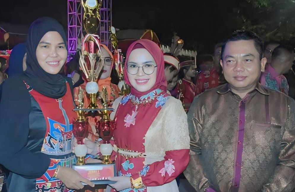 ketua-tp-pkk-kecamatan-kapuas-kuala-rahmawati-s-pd-i-terima-piala-juara-1-lomba-kuliner-tradisional-panginan-sukup-simpan-kategori-opd-kecamatan
