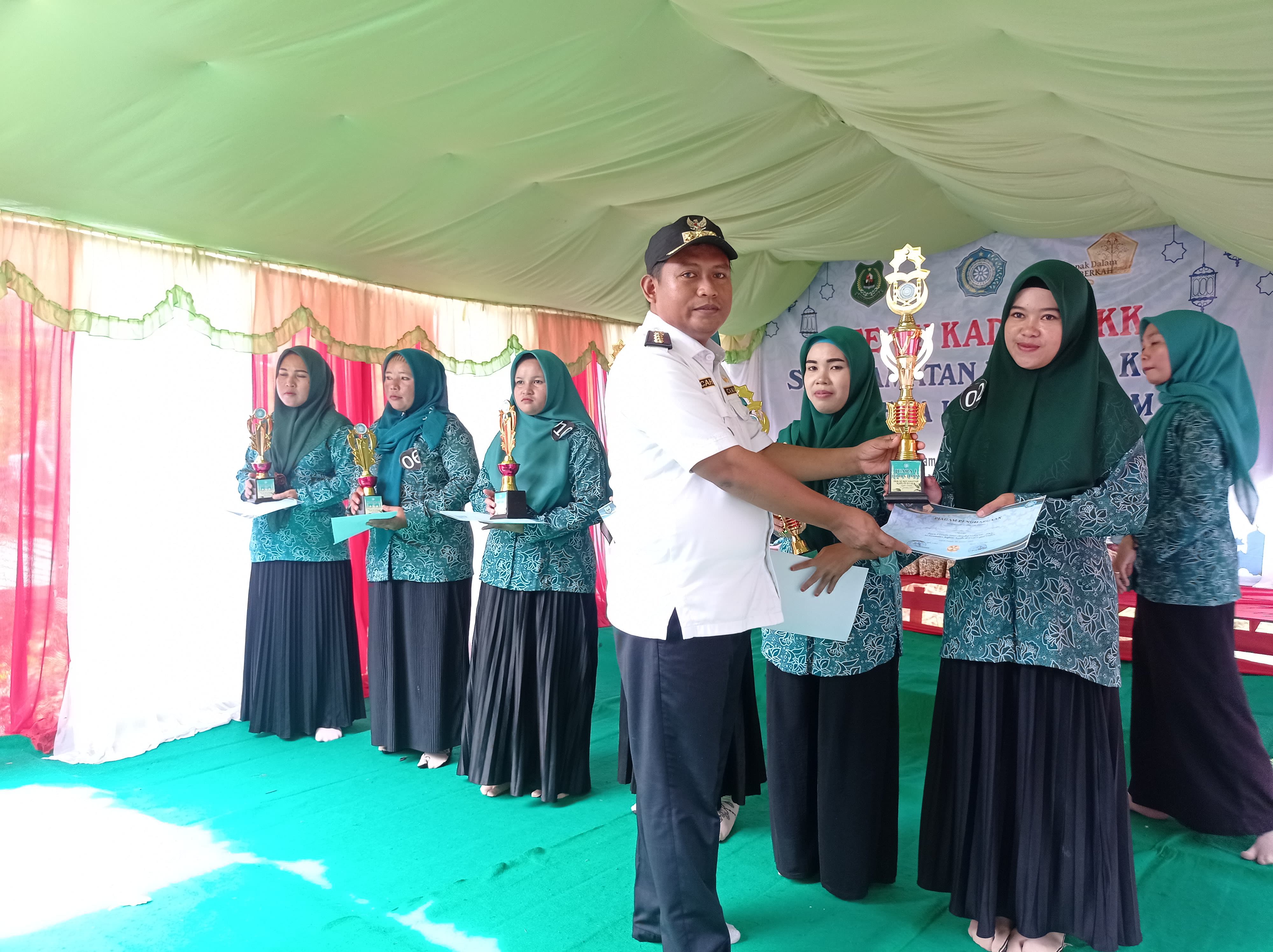 penyerahan-piala-dalam-acara-silaturrahmi-bulan-tp-pkk-desa-lupak-dalam-kec-kapuas-kuala